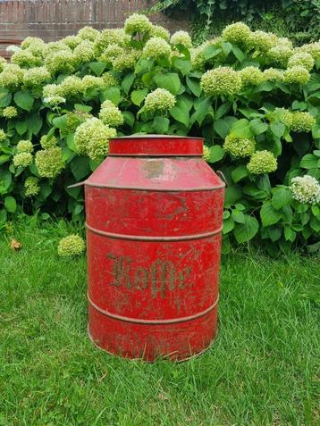 Antiek rode koffieton beschikbaar voor biedingen