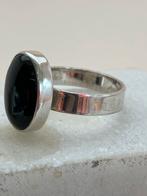 Zilveren ring met onyx, Ophalen of Verzenden, Zo goed als nieuw, 17 tot 18, Dame