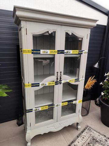 Antieke kast in hele nette staat. geslepen glas & sierlijk beschikbaar voor biedingen
