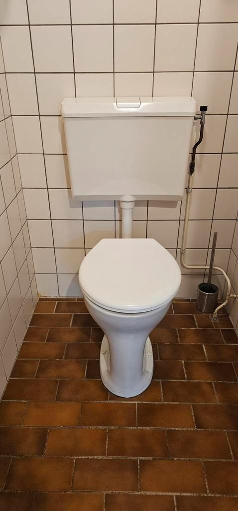 4x Wisa Toilet / 1x Urinoir/ 2x wastafel / 2x spiegel etc, Doe-het-zelf en Verbouw, Sanitair, Gebruikt, Toilet, Steen, Ophalen