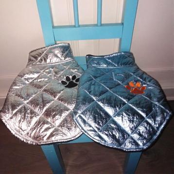 2 Gewatteerde hondenjasjes metallic look zilver en blauw S beschikbaar voor biedingen