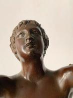 Antiek Bronzen Beeld Jongeman met Opgeheven Handen, Ophalen of Verzenden