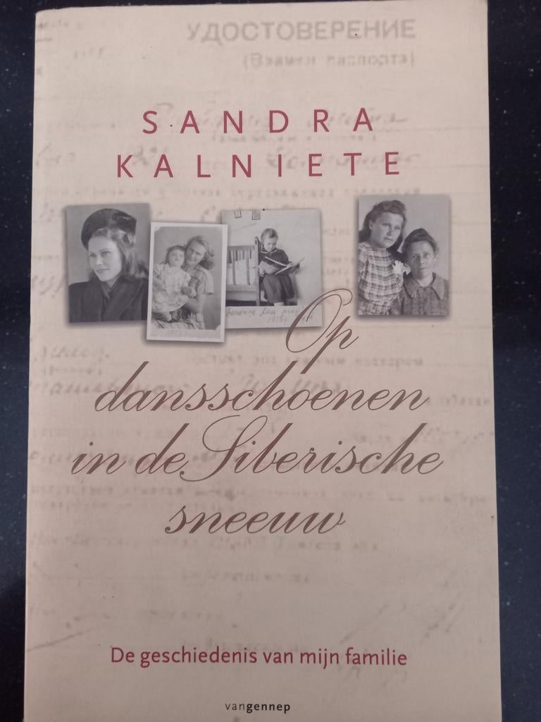 S. Kalniete - Op dansschoenen in Siberische sneeuw, Ophalen of Verzenden, Zo goed als nieuw, S. Kalniete