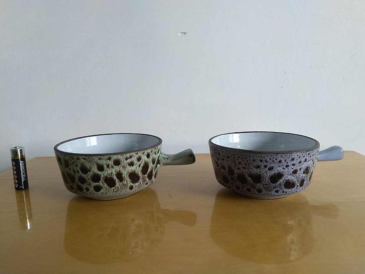 Twee vintage sauskommen met steel - bruislava glazuur, Huis en Inrichting, Keuken | Servies, Gebruikt, Kom(men), Overige stijlen