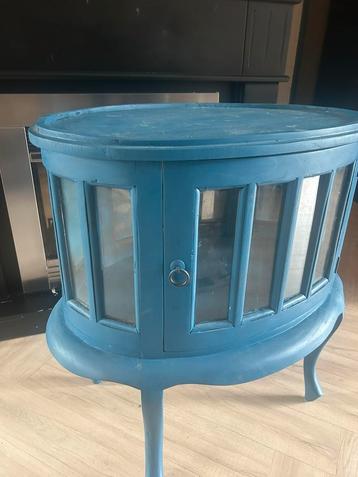 Leuk thee kastje beschikbaar voor biedingen