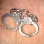 Handboeien Pin, Verzenden, Nieuw, Overige onderwerpen, Speldje of Pin