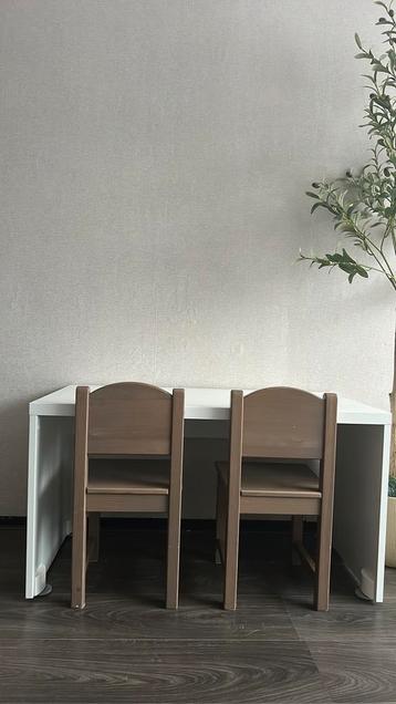 Kindertafeltje met 2 stoelen beschikbaar voor biedingen