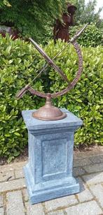 Gietijzeren zonnewijzer en fybre clay sokkel 100 cm hoog., Tuin en Terras, Zonnewijzers, Ophalen of Verzenden, Nieuw