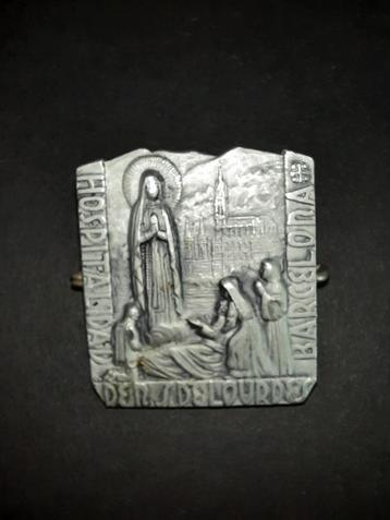 Broche Hospitalidad Barcelona de Nuestra Señora des Lourdes  beschikbaar voor biedingen