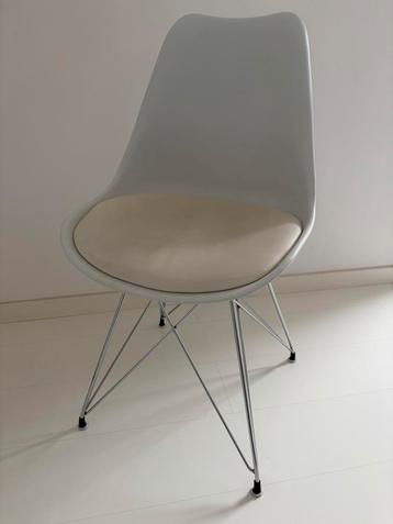 Mooie design stoel beschikbaar voor biedingen