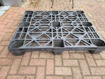 Kunstof pallet beschikbaar voor biedingen