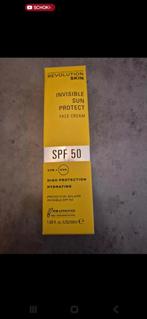 Revolution skin invisible protect sun face cream spf 50, Ophalen of Verzenden, Nieuw, Gehele gezicht, Verzorging