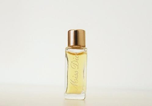 Vintage Dior parfum micro miniatuur Miss Dior - P, Verzamelen, Parfumverzamelingen, Zo goed als nieuw, Miniatuur, Gevuld, Ophalen of Verzenden