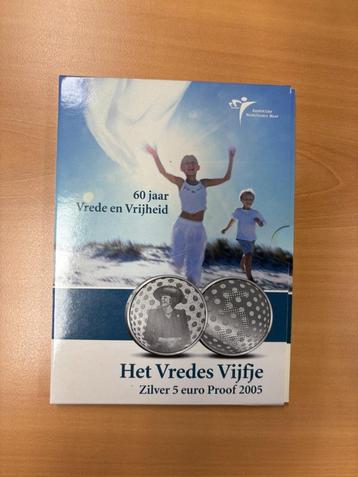 Vijfje proof 60 jaar Vrede zilver in blister KNM uit 2005 beschikbaar voor biedingen