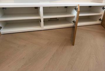 Ikea BESTA TV meubel wit/eikenfineer (visgraat) - afbeelding 4