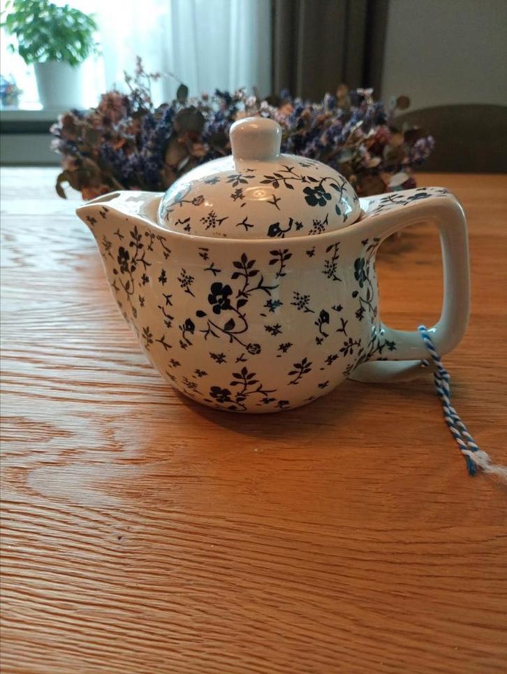 Klein theepotje met zeefje van Clayre & Eef, Huis en Inrichting, Keuken | Servies, Nieuw, Overige stijlen, Aardewerk, Ophalen of Verzenden