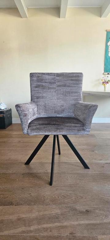 4 eetkamerstoelen beschikbaar voor biedingen