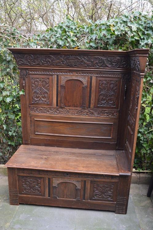 Antieke houten kerkbank in hoekvorm met klep houtsnijwerk, Antiek en Kunst, Curiosa en Brocante, Ophalen
