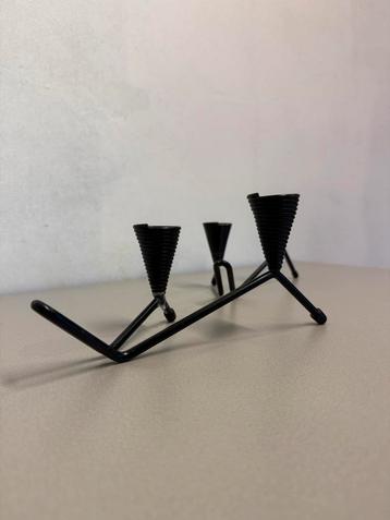 Zwarte metalen kandelaar voor 2 kaarsen beschikbaar voor biedingen