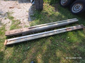 2 betonpalen plus 1 betonplaat beschikbaar voor biedingen