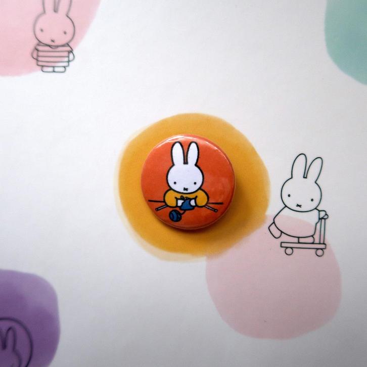 Nijntje Pluis 25MM Pin Button Badge Broche, Verzamelen, Speldjes, Pins en Buttons, Nieuw, Button, Overige onderwerpen, Verzenden