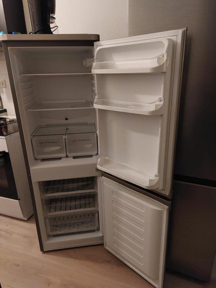 Indesit Koel/Vriescombinatie RVS - 1.5 jaar oud, Witgoed en Apparatuur, Koelkasten en IJskasten, Gebruikt, Met vriesvak, 150 tot 200 liter