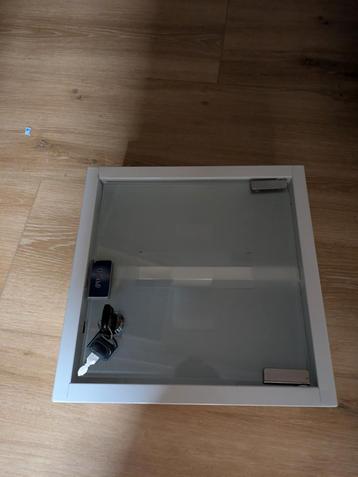 Medicijnkastje met sleutel beschikbaar voor biedingen