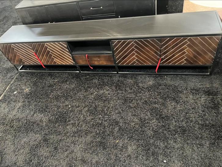 Tv meubel visgraat industrieel bruin metaal/mangohout 250cm, Huis en Inrichting, Kasten | Televisiemeubels, Zo goed als nieuw
