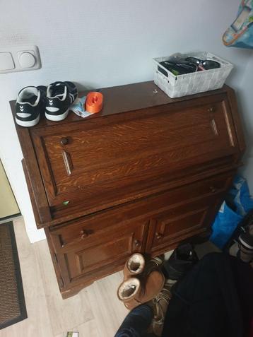 Leuke secretaire MOET WEG beschikbaar voor biedingen