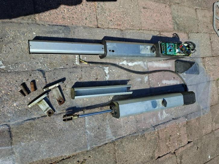 Electro-hydraulische poortopener motoren van GiBiDi, Tuin en Terras, Tuinpoorten, Gebruikt, Draaipoort, Overige materialen, Minder dan 100 cm