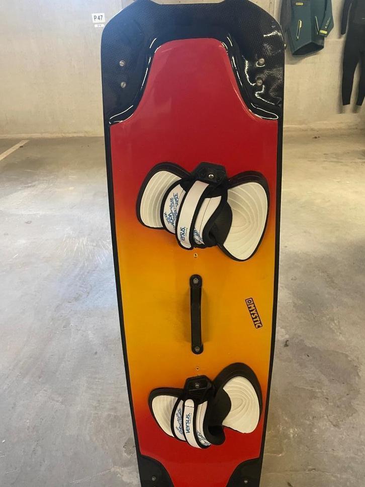 UNIEK KITE-BOARD  € 250.  140x42 cm., Watersport en Boten, Kitesurfen, Gebruikt, Kiteboard, 4 m² of minder, Twintip, Ophalen