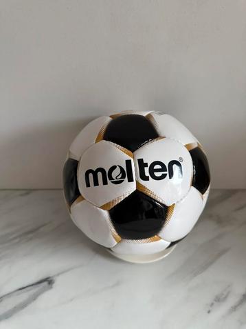 Molten voetbal beschikbaar voor biedingen