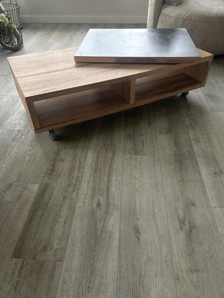 Houten salontafel met draaibaar donkergrijs blad, Huis en Inrichting, Tafels | Salontafels, Gebruikt, Minder dan 50 cm, 100 tot 150 cm