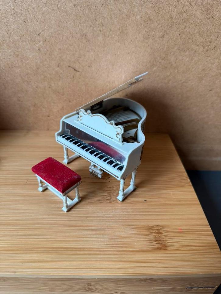 Petitte princess piano vleugel met kruk - lees beschrijving, Verzamelen, Poppenhuizen en Toebehoren, Zo goed als nieuw, Poppenhuis