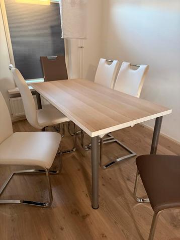 Eettafel met stoelen beschikbaar voor biedingen