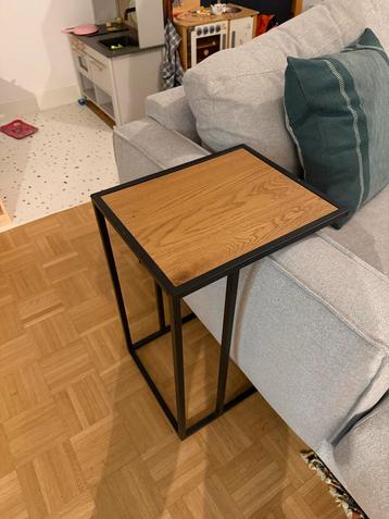 Banktafel met houten blad beschikbaar voor biedingen