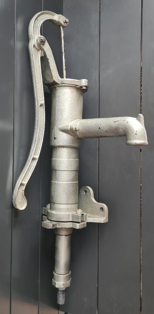 Gietijzeren handpomp met wandflens, Tuin en Terras, Waterpompen, Zo goed als nieuw, Handmatig, Overige typen, Ophalen of Verzenden