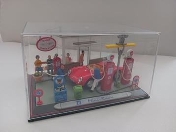 Diorama met Porsche 550 en tankstation beschikbaar voor biedingen