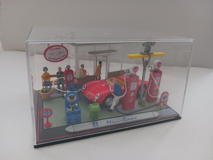 Diorama met Porsche 550 en tankstation, Hobby en Vrije tijd, Modelauto's | 1:43, Nieuw, Auto, Overige merken, Ophalen of Verzenden
