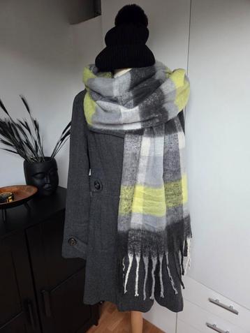 Nieuwe set, muts met pompon en sjaal. beschikbaar voor biedingen
