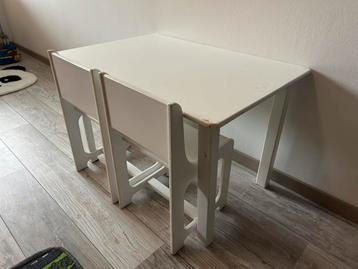 Super leuke kinder speeltafel met stoeltjes beschikbaar voor biedingen