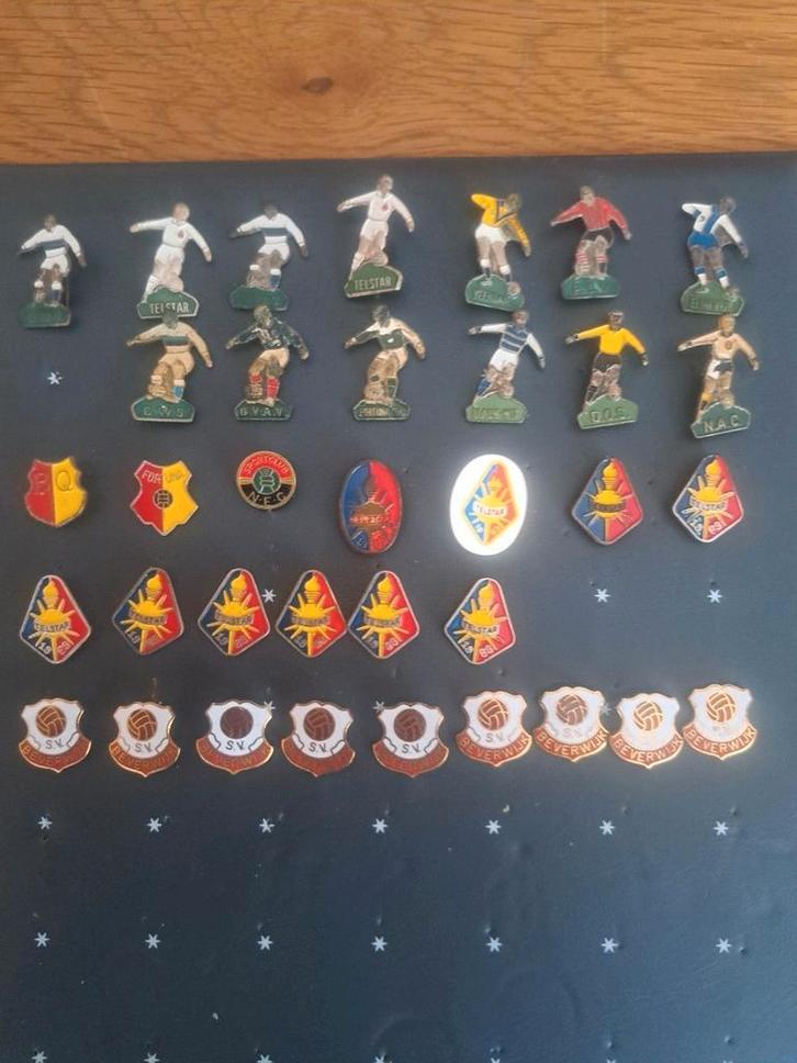 Voetbal speldjes, Verzamelen, Speldjes, Pins en Buttons, Zo goed als nieuw, Sport, Ophalen of Verzenden