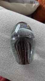 Donkerpaarse kwal in glas, Ophalen