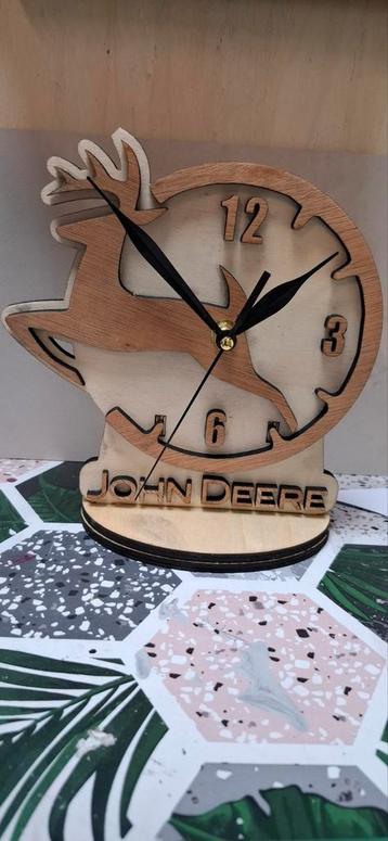Tafelklok diverse merken (Scania, Fendt, John Deere) beschikbaar voor biedingen