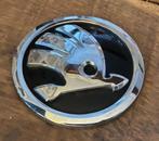 SKODA  embleem (origineel) +- 9cm, Auto diversen, Verzenden