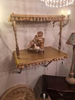 Vintage wand planken met verlichting en koper