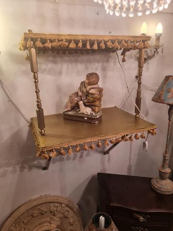 Vintage wand planken met verlichting en koper beschikbaar voor biedingen