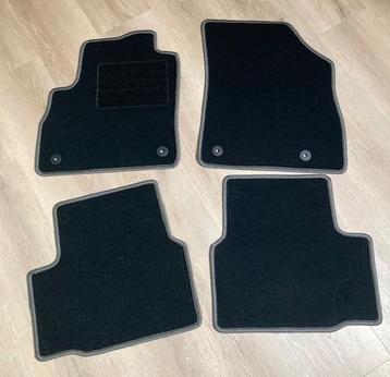 Mattenset voor een Opel Astra type K beschikbaar voor biedingen