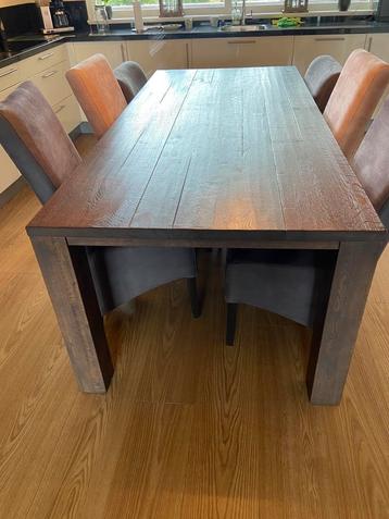 Te koop eettafel en 8 stoelen. beschikbaar voor biedingen