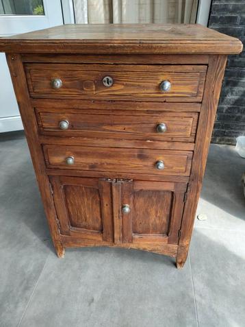 Vintage houten kastje beschikbaar voor biedingen